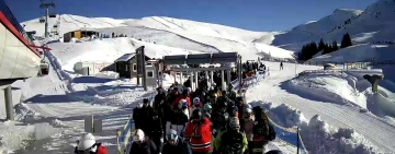 Sute de schiori petrec ultima zi din anul 2024 pe pârtiile din Sinaia, atrași de vremea superbă