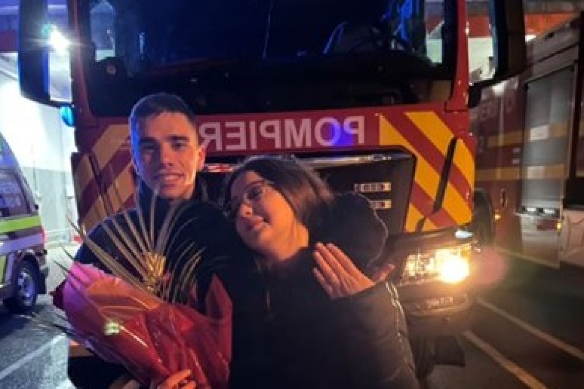 Un pompier prahovean, de serviciu în noaptea de Revelion, i-a făcut o surpriză extraordinară iubitei sale!