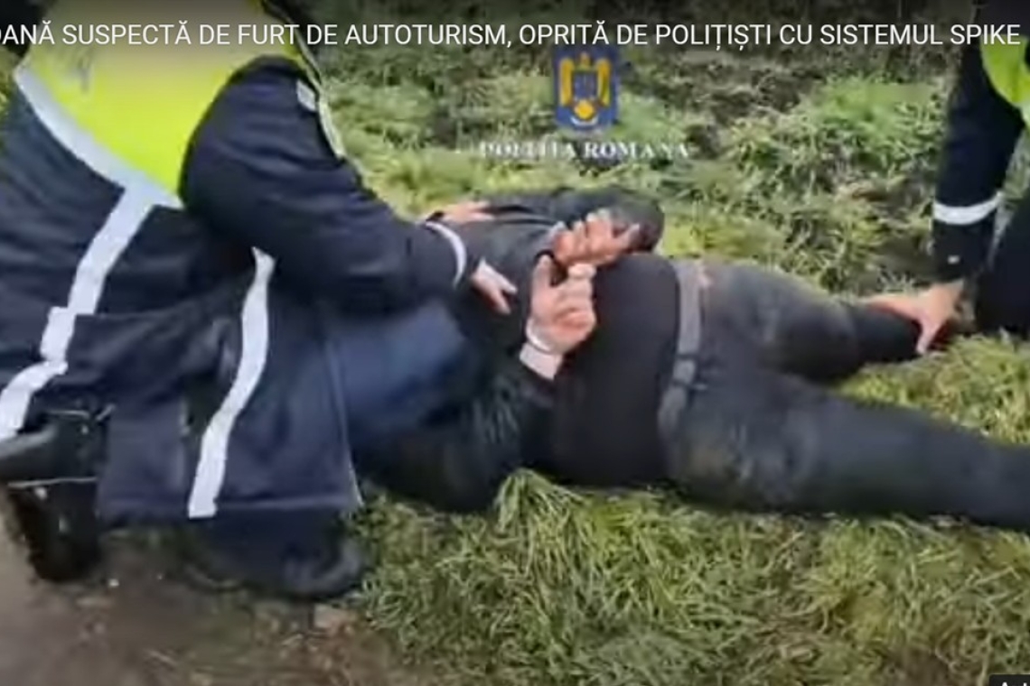 Un bărbat bănuit de furtul unui autoturism a fost prins în trafic cu ajutorul unei benzi de cuie