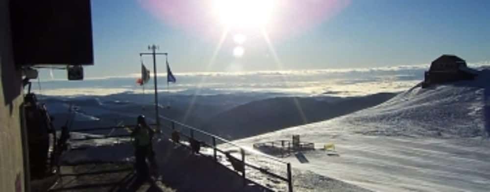 Frig, vânt, soare și schi în munții Prahovei! Minus 17 grade la Vârful Omu