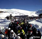 Înghesuială la telegondolă și telescaun, pe domeniul schiabil Sinaia. De la ora 10:00 nu mai sunt locuri de parcare libere!