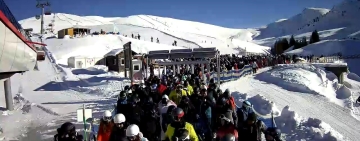 Înghesuială la telegondolă și telescaun, pe domeniul schiabil Sinaia. De la ora 10:00 nu mai sunt locuri de parcare libere!