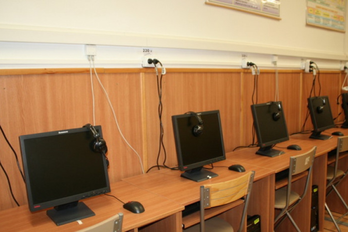 Polițiștii prahoveni sunt pe urmele hoților care au furat zeci de calculatoare dintr-o școală din Pietroșani