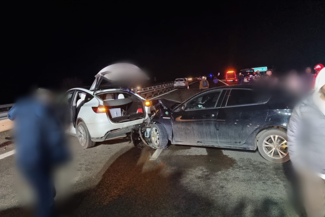 Cinci autoturisme, implicate într-un accident pe autostrada București-Ploiești. Patru persoane au avut nevoie de îngrijiri medicale