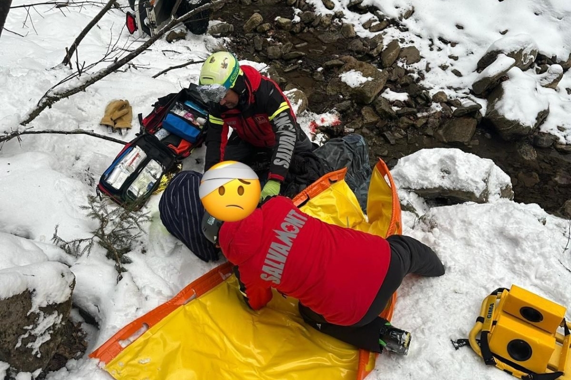 Update/ Un turist străin a sărit cu snowmobilul în albia Azugii și a suferit multiple traumatisme