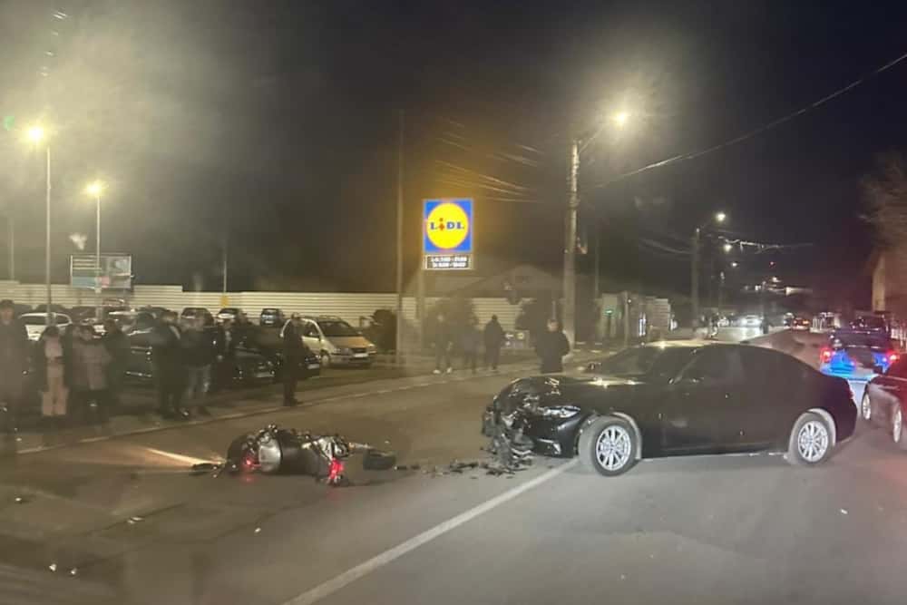 Accident în zona Lidl Băicoi. Coliziune între un autoturism și o motocicletă