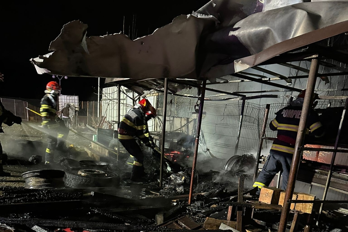 O magazie plină cu anvelope a luat foc, în comuna Teișani. Pompierii au reușit să lichideze incendiul