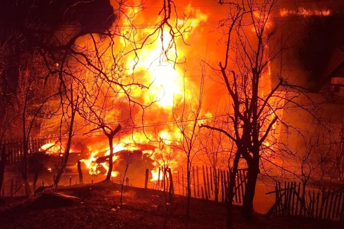 Incendiu de proporții în comuna Brebu, duminică seară. O gospodărie a fost cuprinsă de flăcări