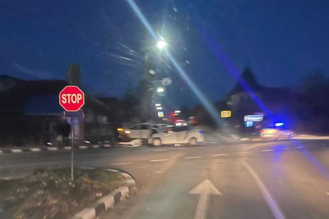 Coliziune între două autoturisme, luni dimineață, într-o intersecție din Florești