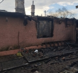 Locuitorii din Ariceștii Rahtivani fac un apel umanitar pentru sprijinirea familiei cu doi copii rămasă fără casă în urma unui incendiu