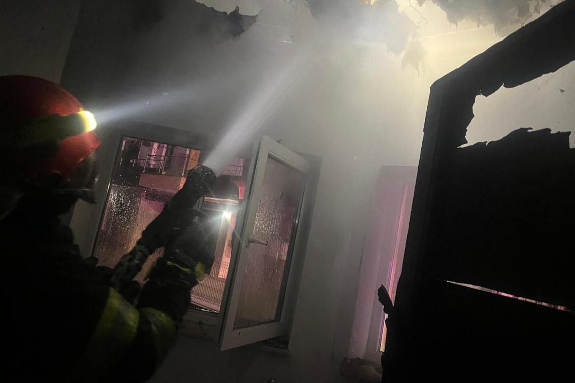 O casă din Sinaia, cuprinsă de flăcări, noaptea trecută. Cauza probabilă a incendiului - un șemineu
