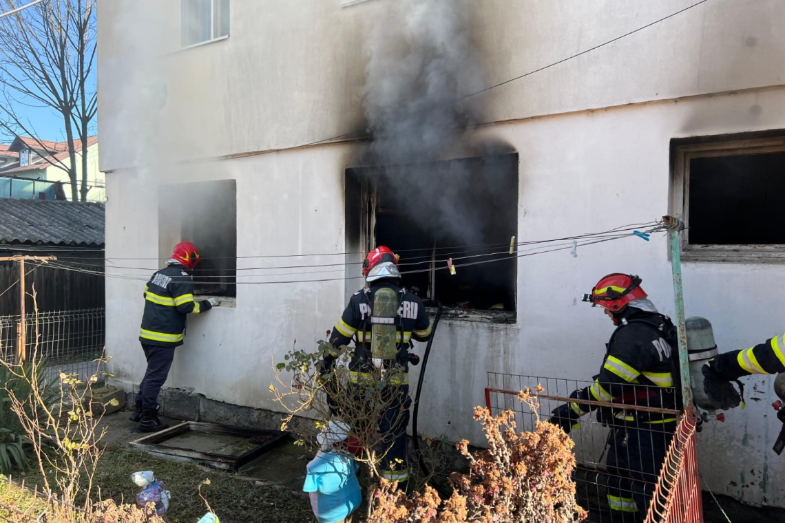Incendiu la parterul unui bloc din Plopeni