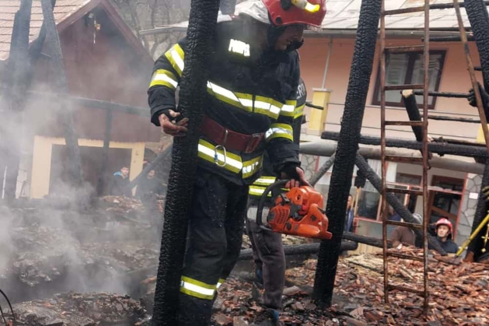 Valea Doftanei/ Un grajd cu fân a fost mistuit de flăcări, miercuri după-amiază