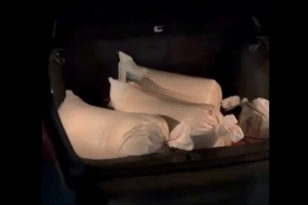 Suspecți de furt de... mălai, prinși de jandarmii prahoveni într-o parcare din Blejoi