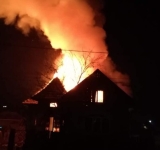 Noapte albă pentru pompierii prahoveni. Trei case au fost cuprinse de flăcări în Nedelea, Poiana Câmpina și Aluniș 