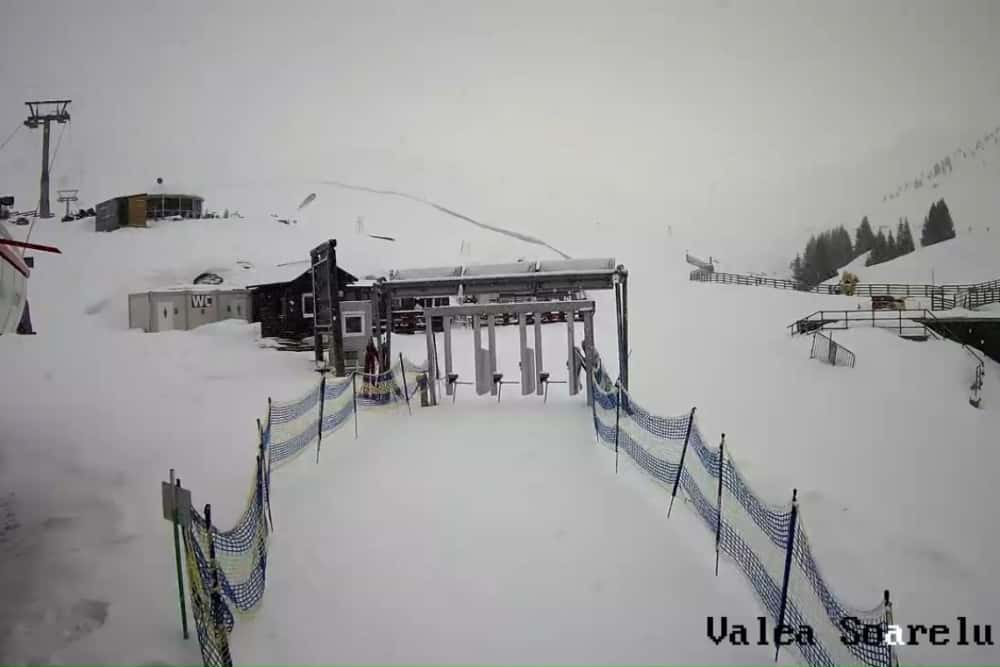 Domeniul schiabil Sinaia rămâne închis, astăzi, din cauza vântului puternic. La Azuga, pârtiile sunt numai bune!