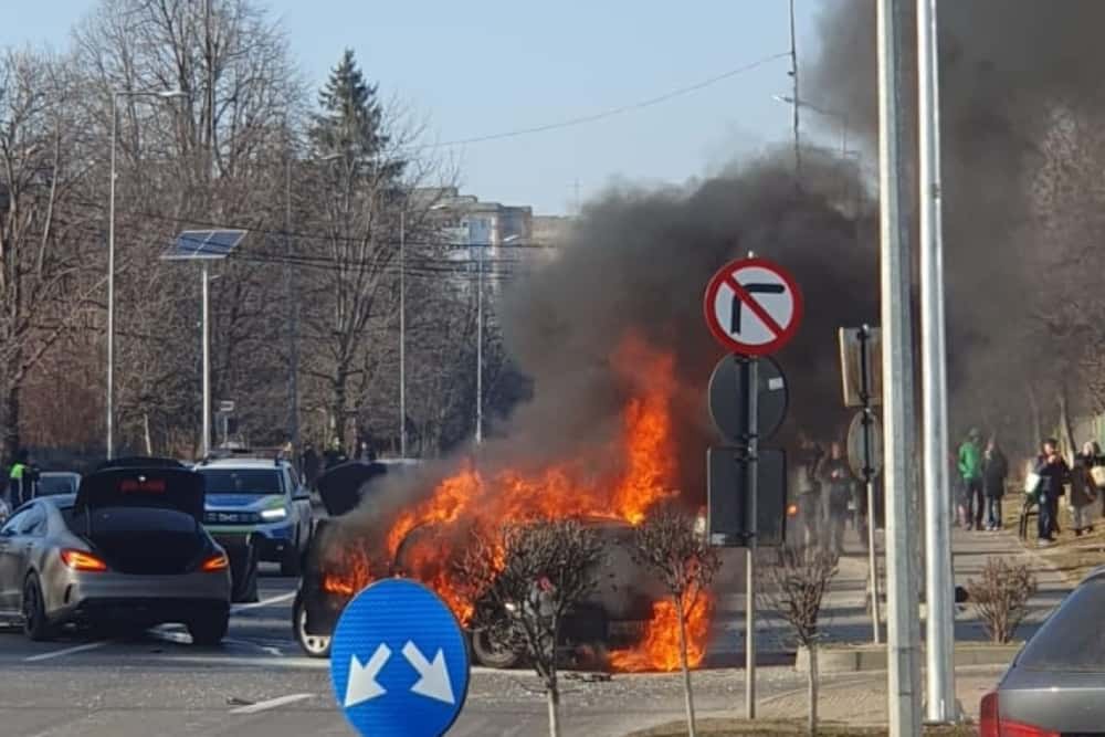 Două autoturisme au luat foc, după un accident produs în Câmpina