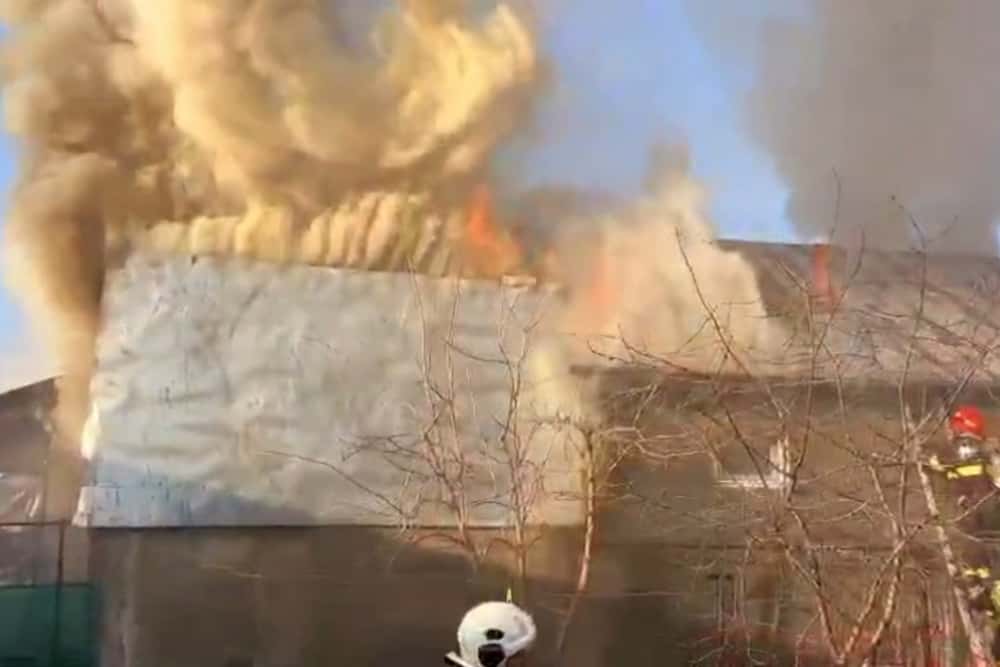 Casă din Mizil, cuprinsă de flăcări, luni dimineață