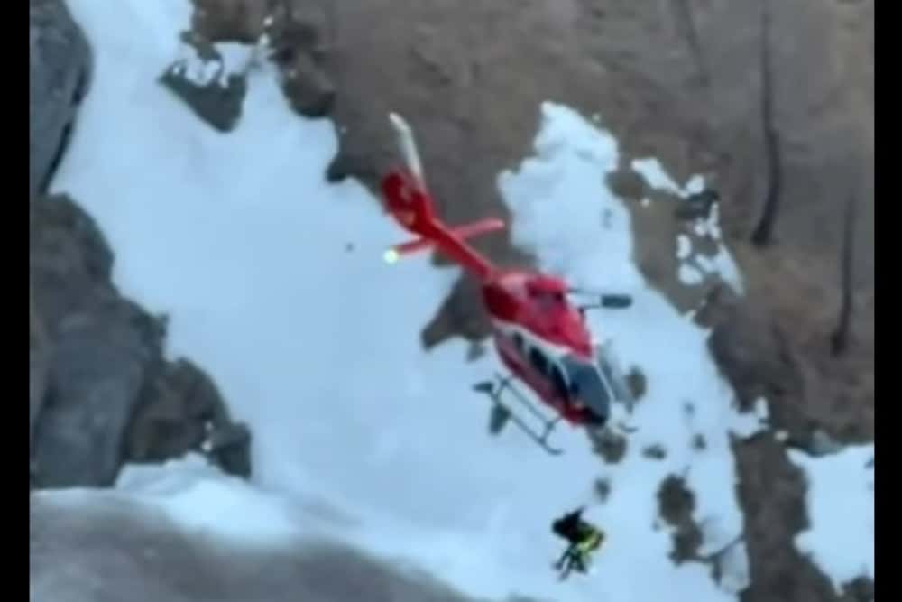 Trei turiști străini, cu ”orientare” pe Google maps, au fost coborâți de pe Jepii Mici cu elicopterul și salvamontiștii