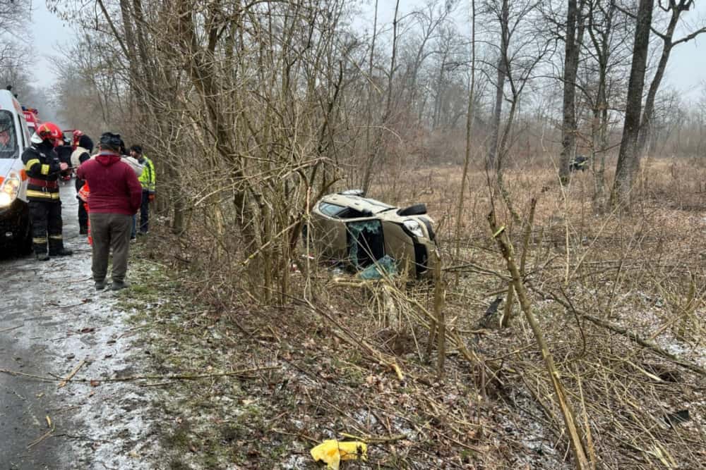 Autoturism răsturnat la marginea pădurii, în Cocorăștii Mislii