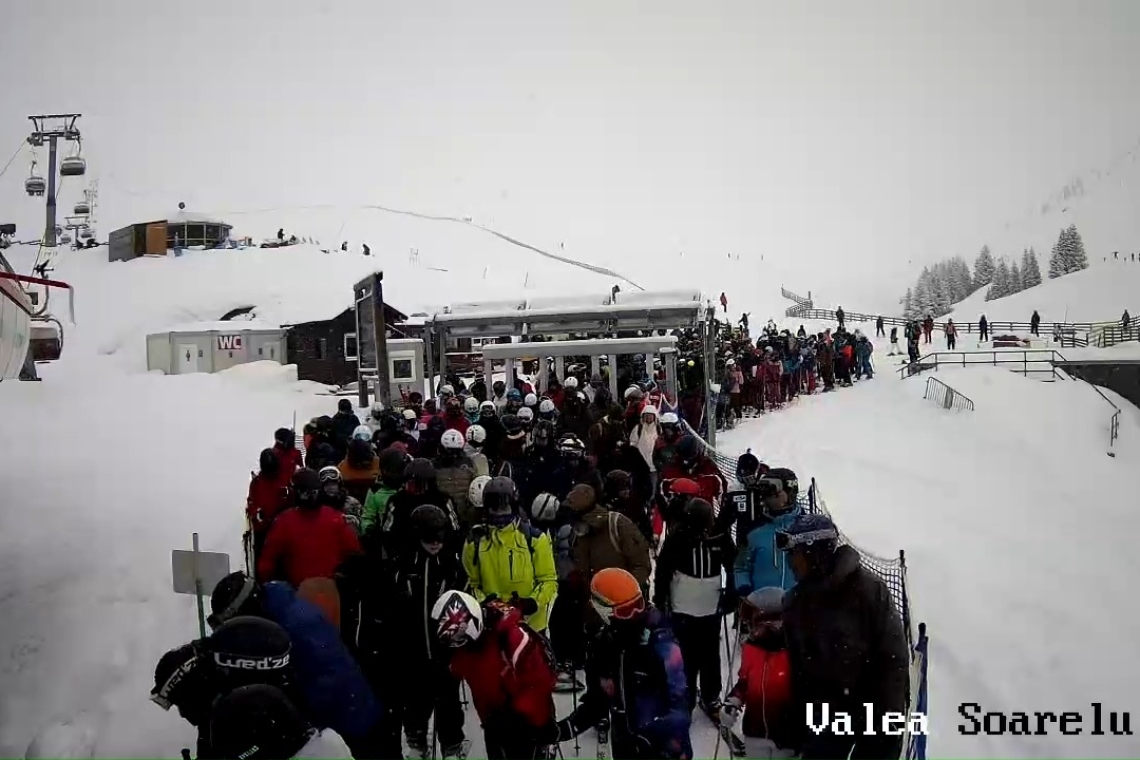 Puzderie de schiori pe pârtiile din Sinaia și Azuga!