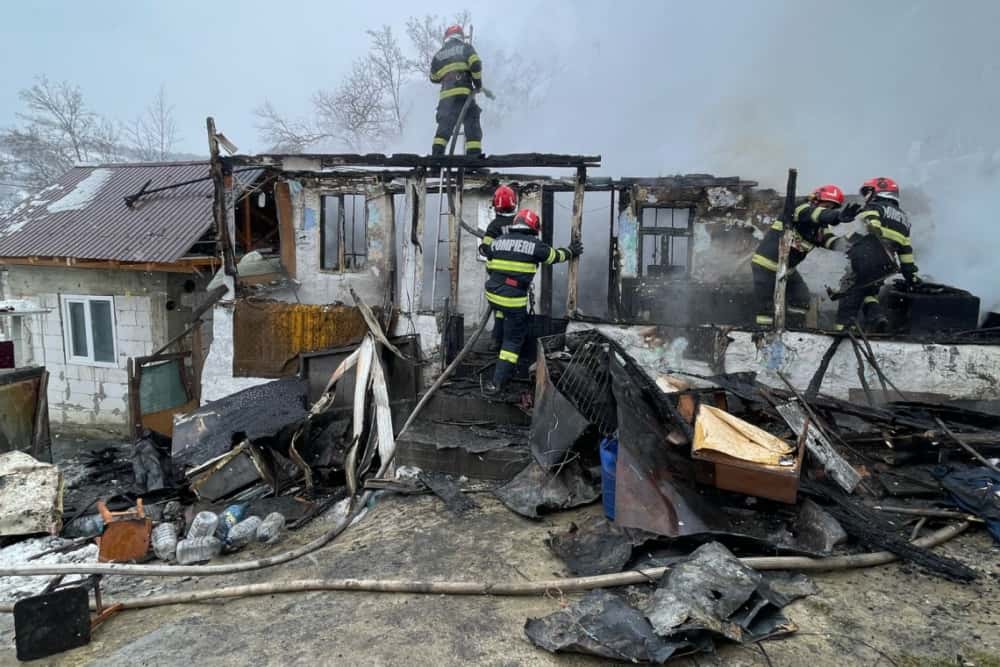 O căsuță din Salcia a fost mistuită de flăcări, luni dimineață