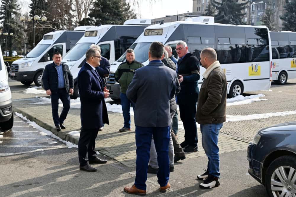 Proiect Consiliul Județean/ Alte 17 microbuze electrice destinate transportului elevilor ajung în localitățile prahovene