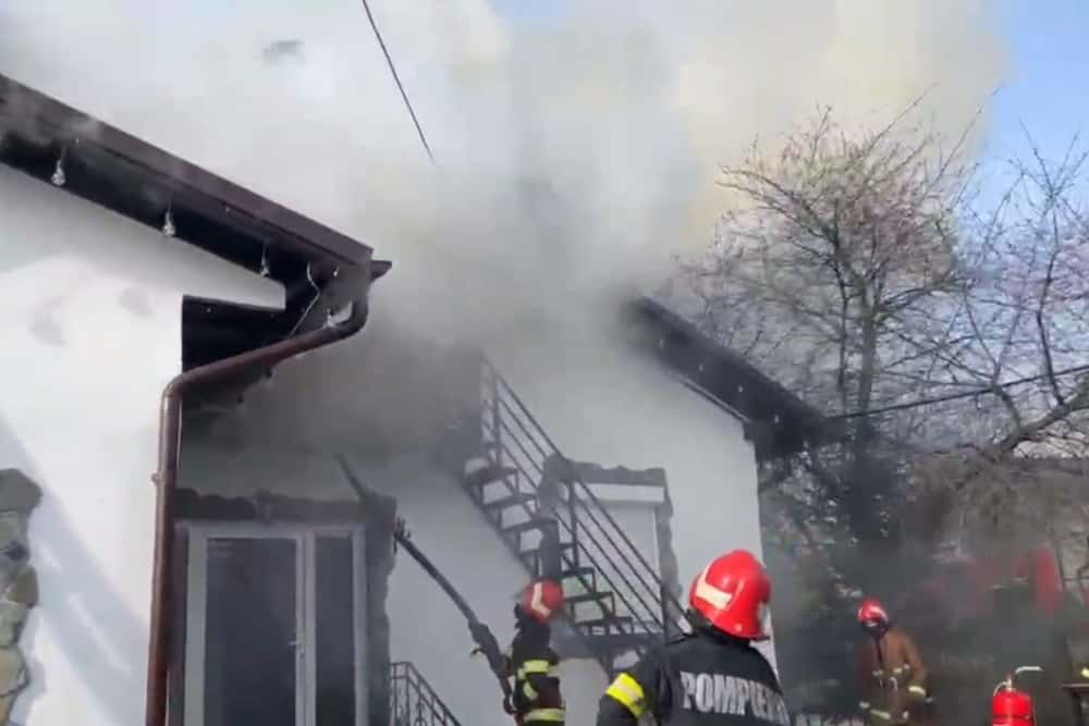 Incendiu în satul Marginea Pădurii, din Jugureni. Pompierii au reușit să împiedice extinderea flăcărilor