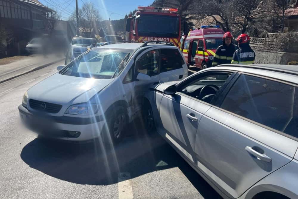 Accident pe DN1, în Bușteni. Pompierii au intervenit pentru descarcerarea unei persoane