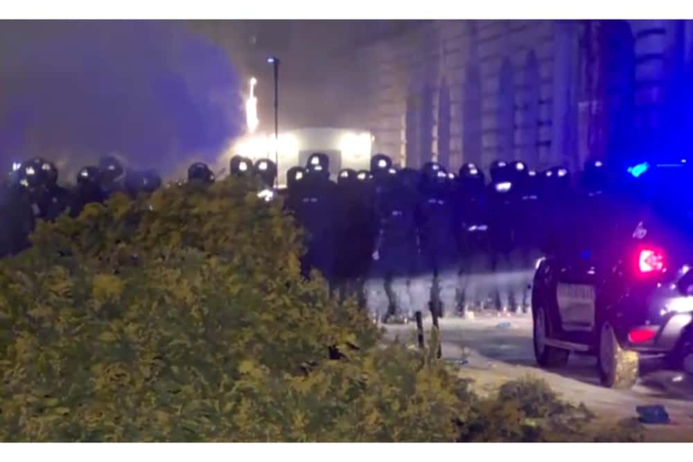 Violențe între jandarmi și protestatari în Centrul Vechi al Capitalei, lângă sediul Biroului Electoral Central