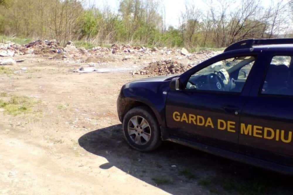 Controale în Bucov și Mizil, în urma sesizărilor primite de la cetățeni. Cadavre de animale și deșeuri arse, descoperite la verificări