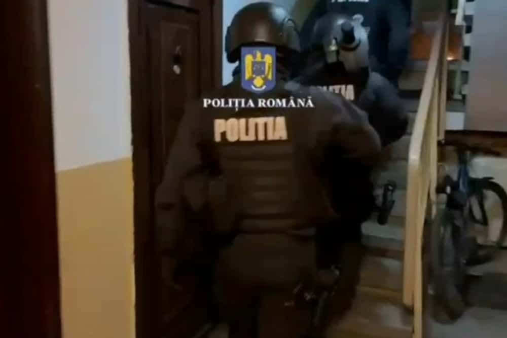 Hoț de componente auto călcat de polițiști și mascați, joi dimineață