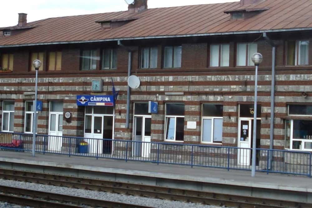 Un călător a căzut dintr-un tren, în stația Câmpina. Poliția a deschis dosar penal în acest caz