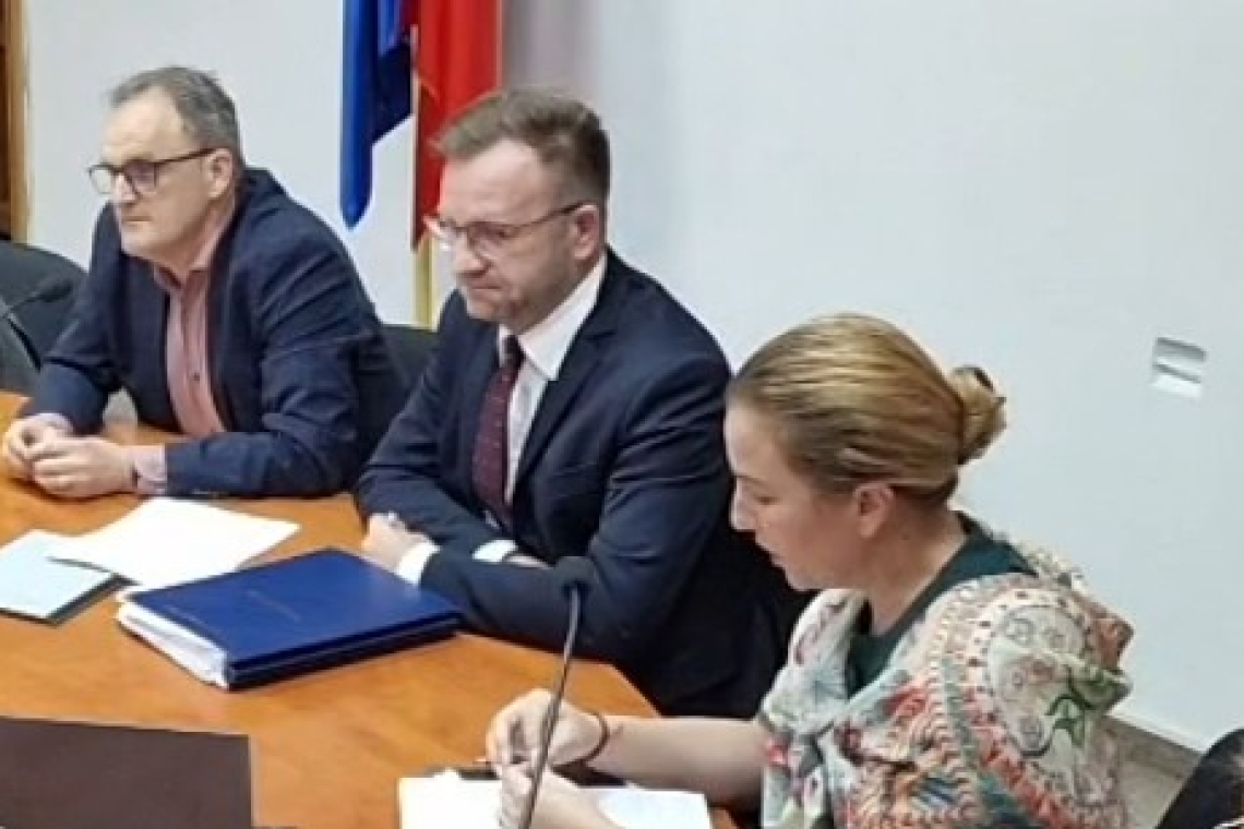 Când ajungi director la ADI Mobilitate din postura de nevastă a vicelui CJ, ai tupeul să spui că salariul din bani publici este ”confidențial”