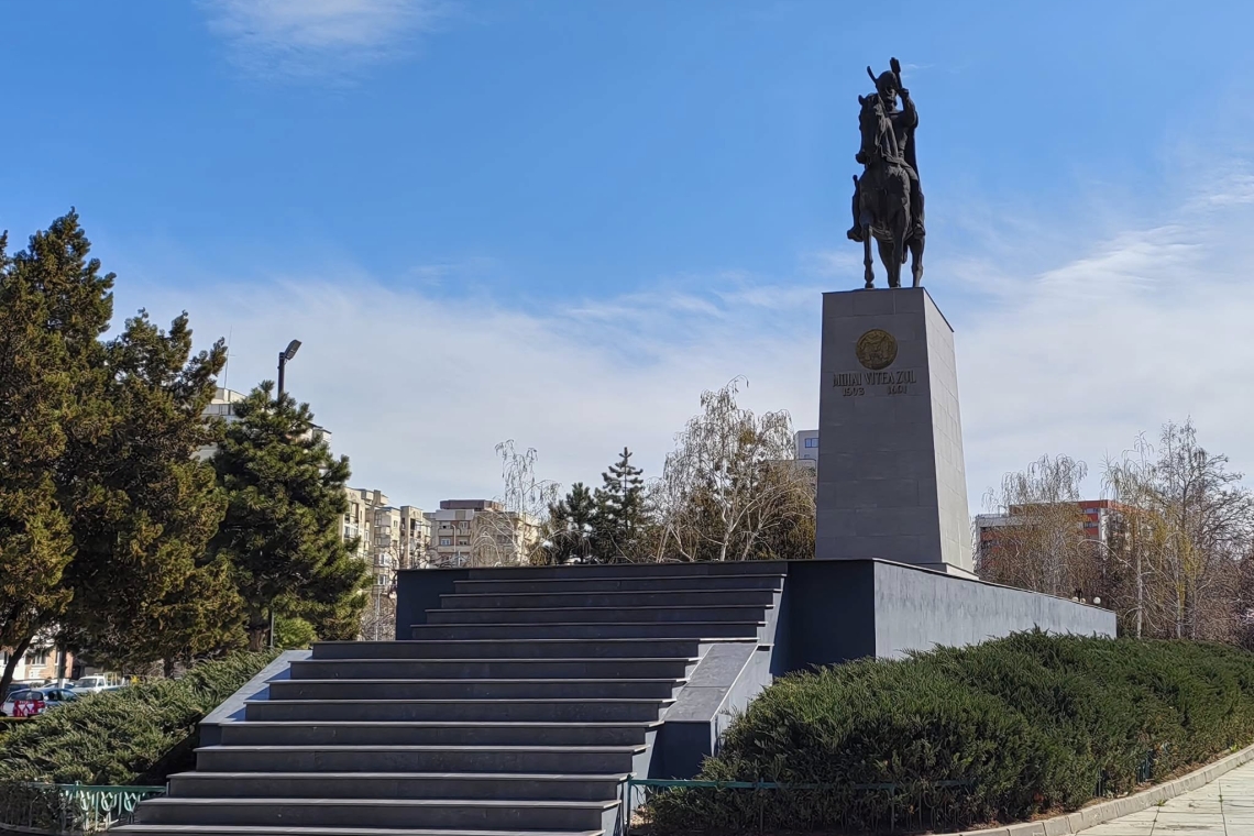 Cât vor rezista în fața bikerilor treptele refăcute ale statuii lui Mihai Viteazul?