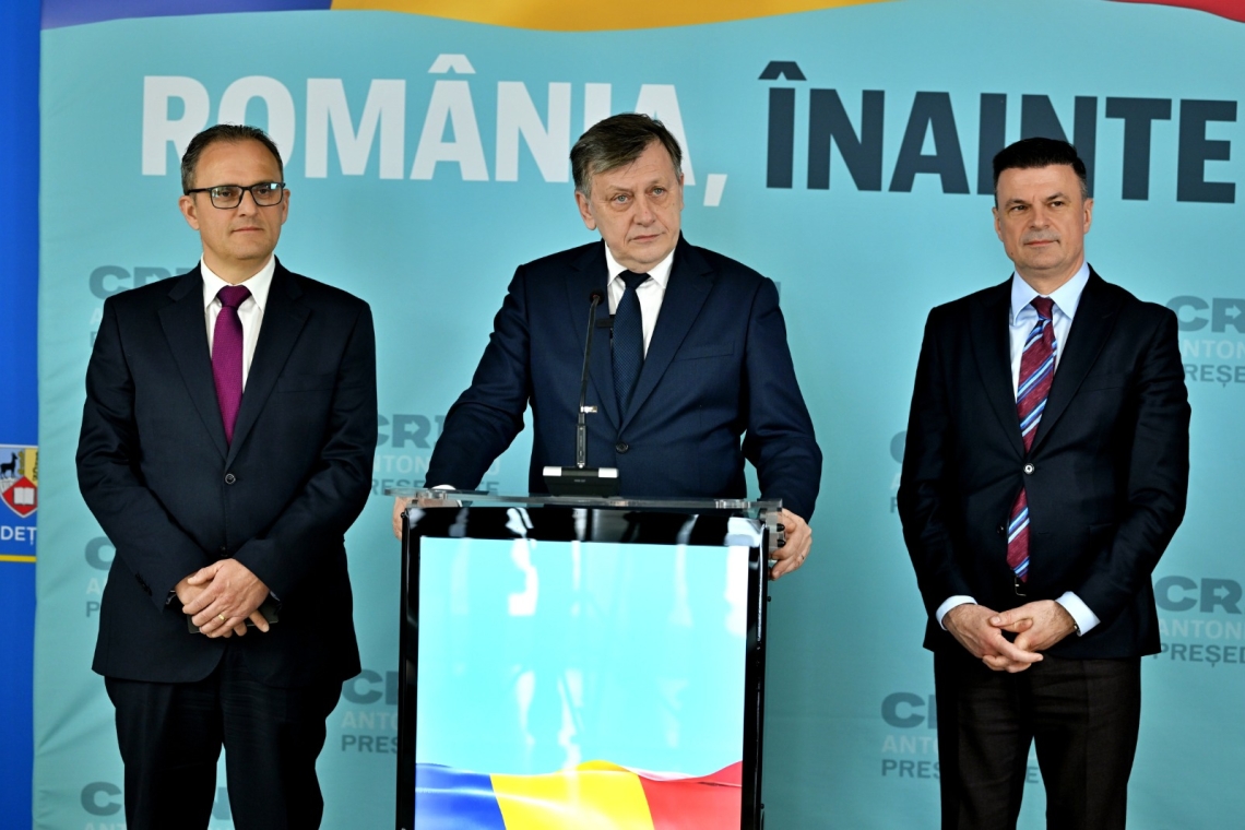 Crin Antonescu a declarat, la Ploiești, că i se pare mai probabil să intre în turul doi cu George Simion