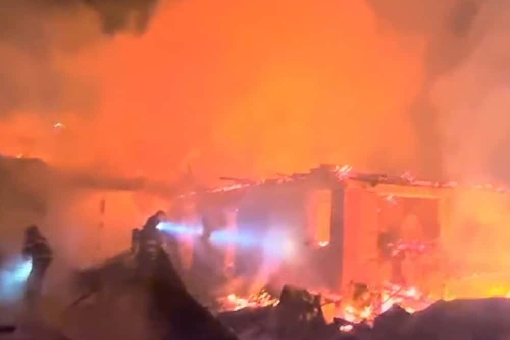 O casă și mai multe anexe au fost mistuite de flăcări, noaptea trecută, în comuna Bertea