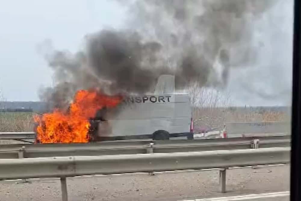 Autoutilitară în flăcări pe A3, în zona comunei prahovene Gherghița