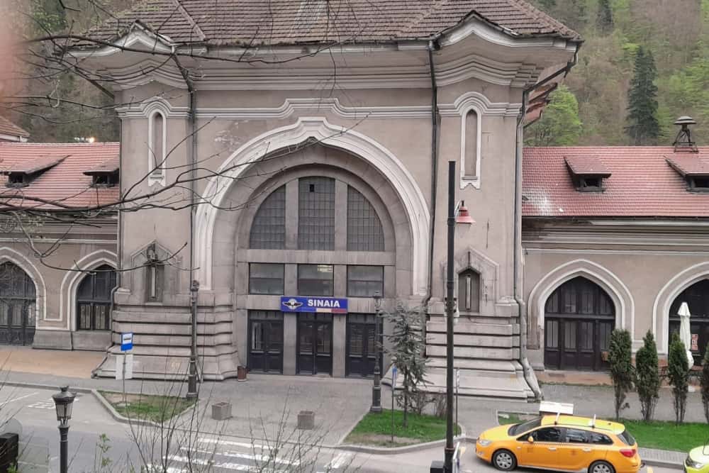 Gările Ploiești Vest, Sinaia și Bușteni mai au de așteptat până la începerea lucrărilor de modernizare. În ce stadiu se află contractele semnate anul trecut de CFR SA