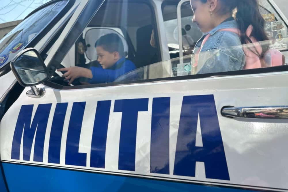 O mașină de Miliție, armamentul și câinii polițiști, atracțiile de Ziua Poliției, la IPJ Prahova