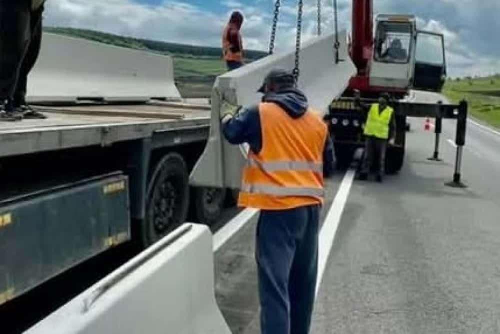 Se montează parapeți din beton pe DN1B