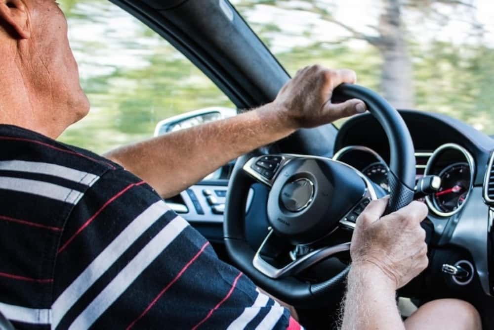 Sunt șoferii trecuți de 80 de ani pericole în trafic?