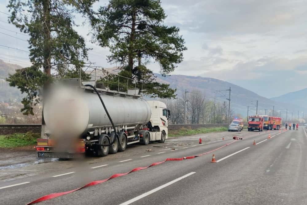 Pericol extrem pe DN1! Scurgerile de acid sulfuric dintr-o cisternă, la Comarnic, au impus evacuarea populației