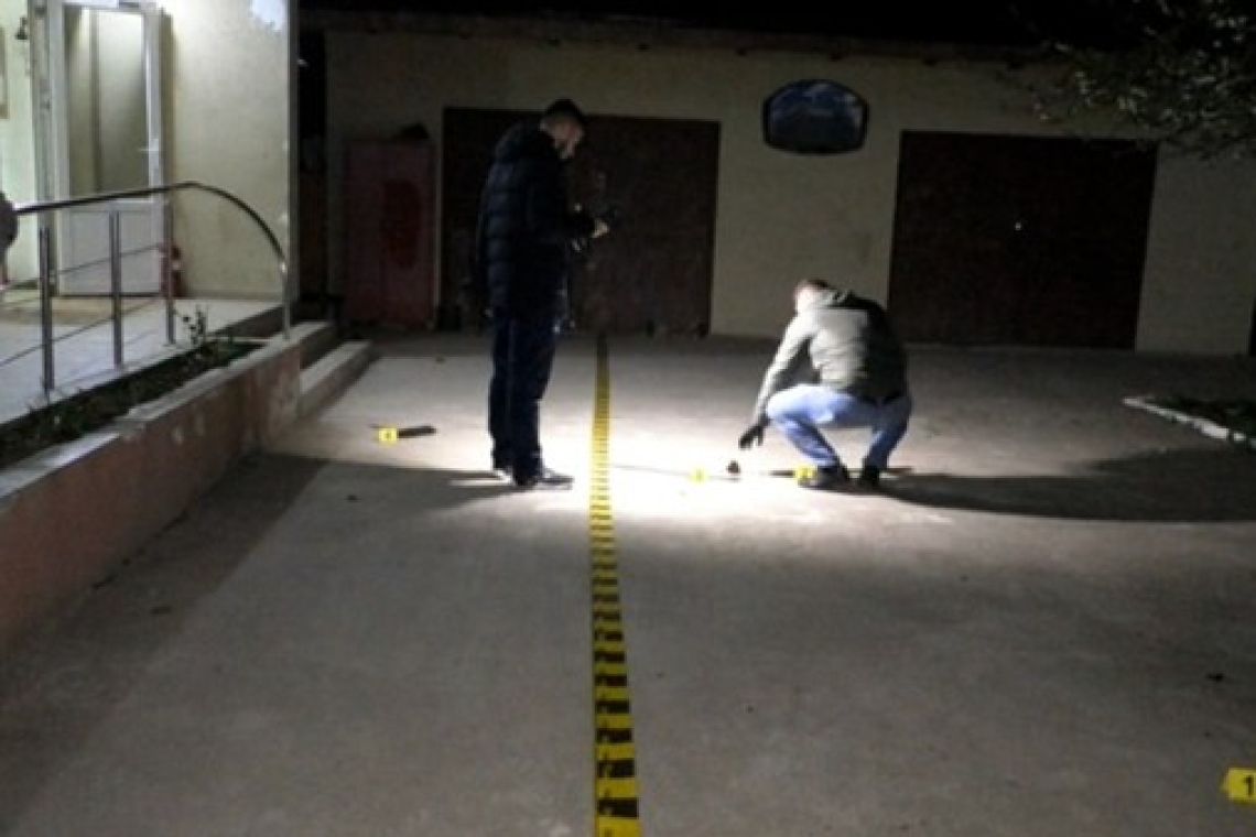 11 tineri au dat buzna într-un centru social din Mehedinți, în miezul nopții. Un adolescent a fost înjunghiat