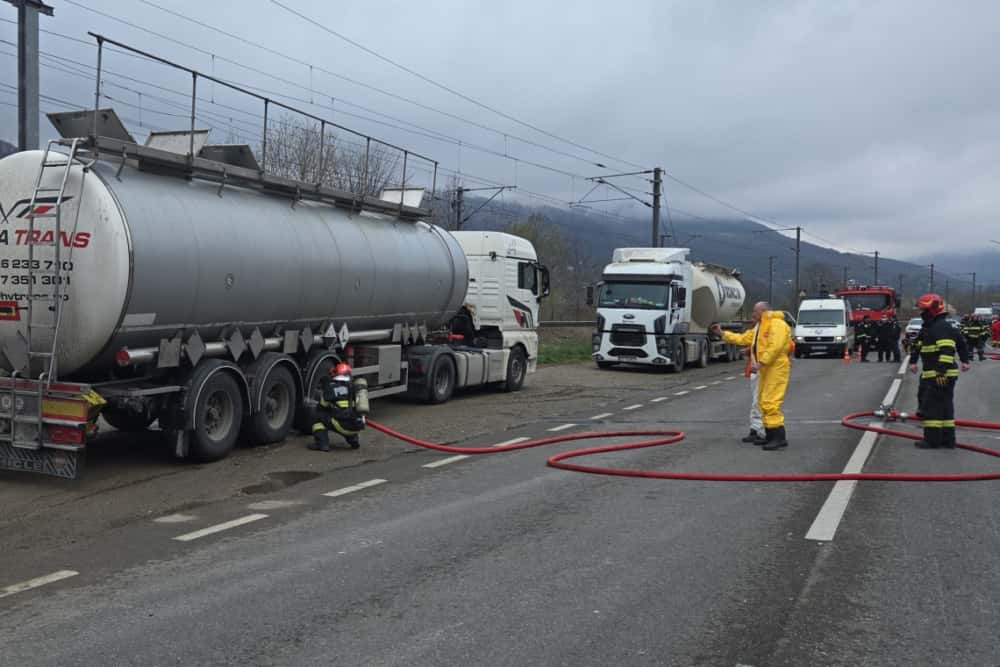 Proprietarul cisternei din care s-a scurs acid sulfuric pe DN1, la Comarnic, amendat de Garda de Mediu