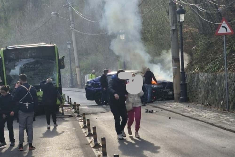 Coliziune între un autoturism și un autobuz, în apropierea Mănăstirii Sinaia. O mașină a fost cuprinsă de flăcări