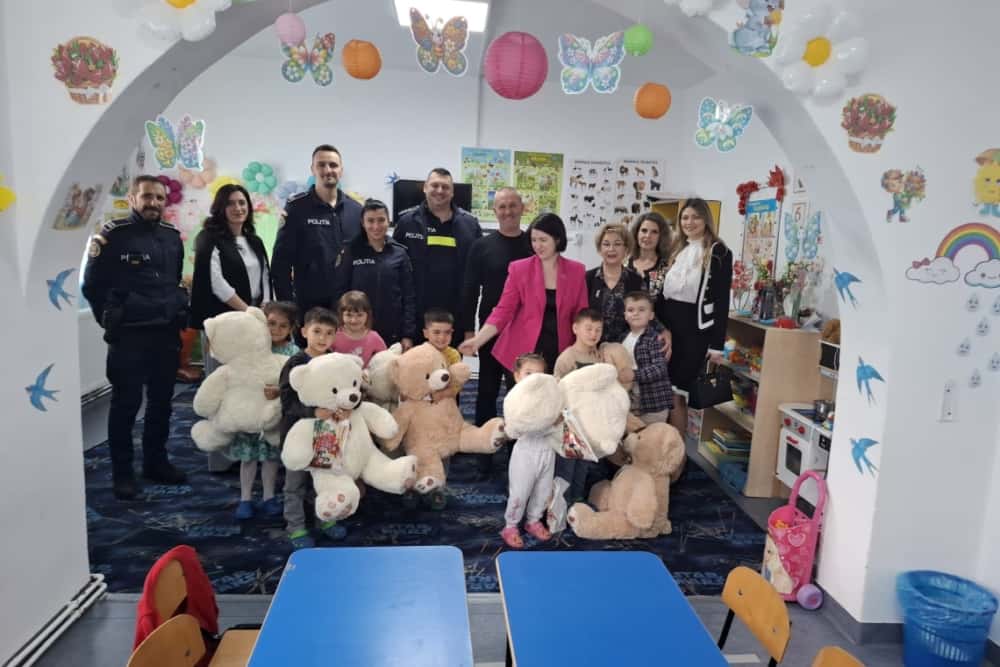 Ursuleți de pluș și dulciuri, pentru copiii unei grădinițe din Băicoi, de la ”iepurași” în uniformă