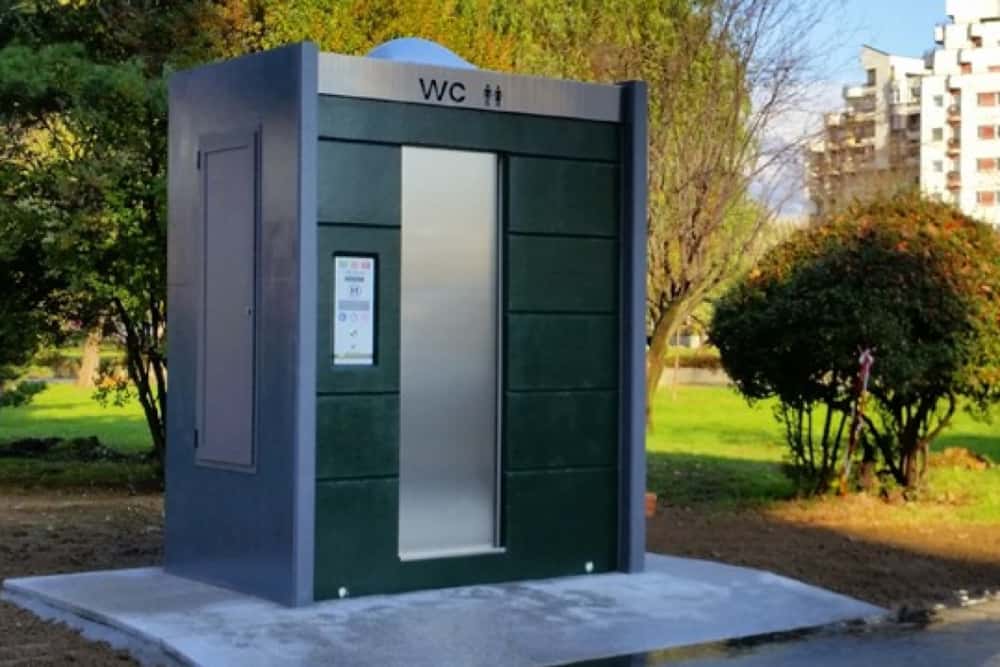 Vin vremuri... grele! Primăria Ploiești cumpără toalete ecologice ”inteligente” de 3 milioane de euro
