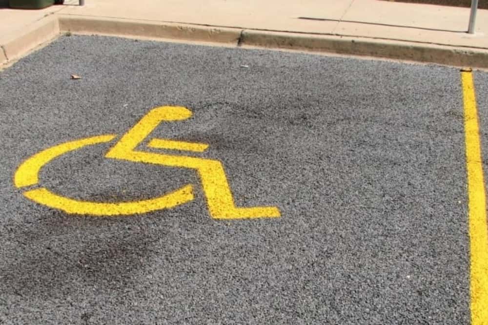 Prefectul Emil Drăgănescu cere verificarea tuturor locurilor de parcare destinate persoanelor cu handicap: cine le ocupă și cu ce drept?