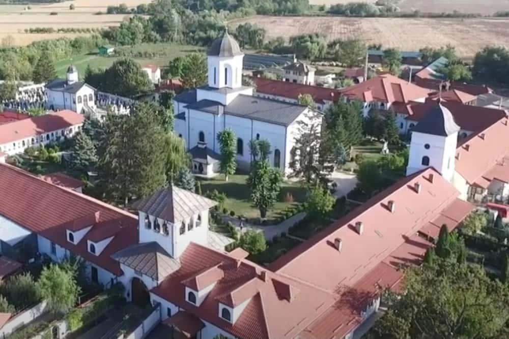 Dublă sărbătoare astăzi la Mănăstirea Ghighiu: Izvorul Tămăduirii și cinstirea Icoanei Maicii Domnului „Siriaca”